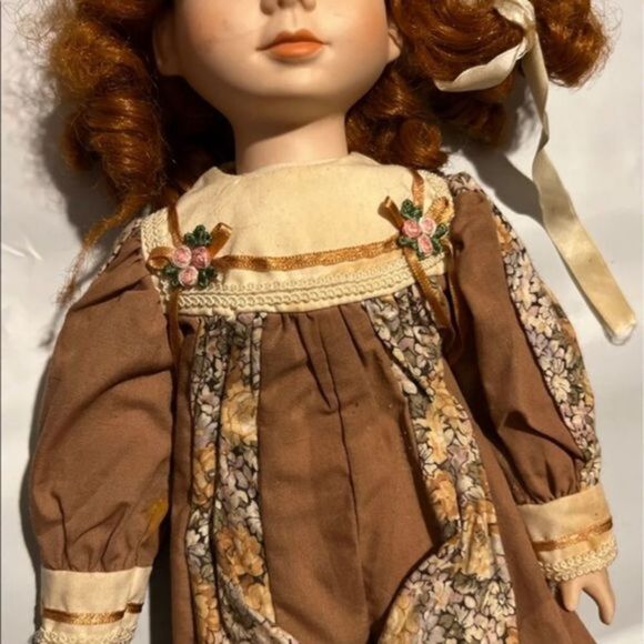 Vintage cloth and porcelain doll, curly hair with one piece romper and socks - Picture 5 of 7